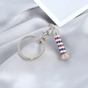 Detalle del llavero poste de barbero con esmalte rojo blanco y azul en aleación de plata