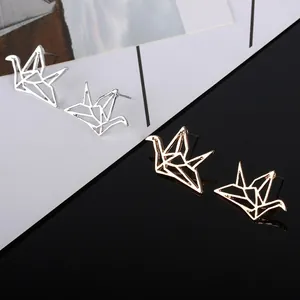 Pendientes de origami grulla minimalistas en oro y plata con diseño de metal hueco