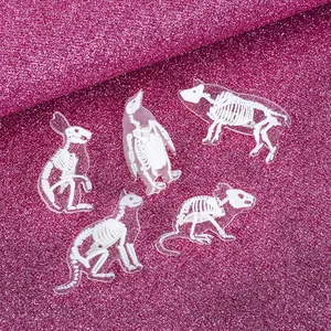 Set de cinco broches de acrílico transparente con ilustraciones de esqueletos animales