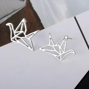 Pendientes de tuerca de grulla de origami plateados con diseño geométrico moderno