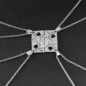 Makroansicht von vierteiligen Puzzle-Herzketten mit Best Friends Forever Gravur