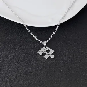 Makroaufnahme von Silber-Puzzle-Anhänger mit Best Friends Forever Gravur und Herz-Ausschnitt