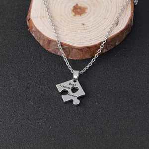 Makro-Detail der Best Friends Forever Halskette in Puzzleform auf Naturholz-Textur