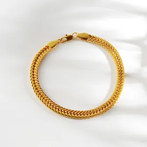 Detailansicht eines glänzenden goldenen Weizenketten-Armbands mit Karabinerverschluss