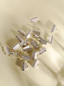 Detalle de terminales de cordón plateados para joyería con superficie antideslizante