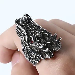 Bague tête de dragon vintage en argent avec yeux en gemme rouge et détails d'écailles