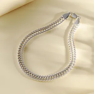 Detail eines silbernen Fuchsschwanz-Armbands mit Karabinerverschluss auf neutralem Grund