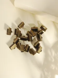 Detalle macro de terminales de cinta en bronce antiguo con dientes para joyería DIY