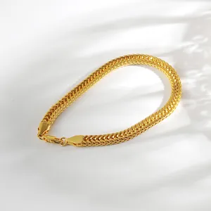 Poliertes goldenes Fuchsschwanz-Gliederkettenarmband mit Karabinerverschluss auf Weiß