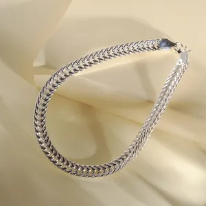 Poliertes silbernes Fuchsschwanz-Armband mit Karabinerverschluss auf Dekowürfel