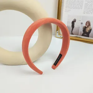 Diadema acolchada de terciopelo coral con detalle de etiqueta hecha a mano