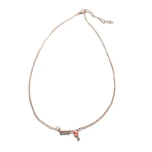Roségoldene Kette mit Weinflaschen- und Glasanhänger und roten Emaille-Details