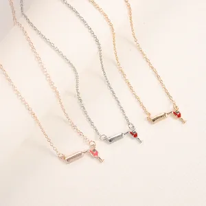 Halsketten-Set aus Weinflasche und Weinglas in Gold, Silber und Roségold-Finish
