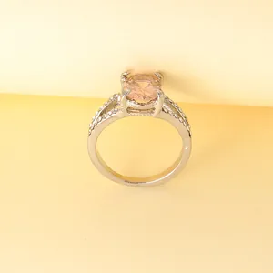 Elegante anillo de cristal champán con circonitas blancas en acabado plateado