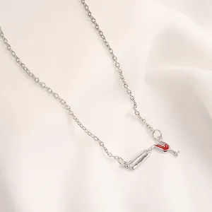 Detailaufnahme von Weinflaschen-Anhänger mit roter Emaille an einer silbernen O-Kette