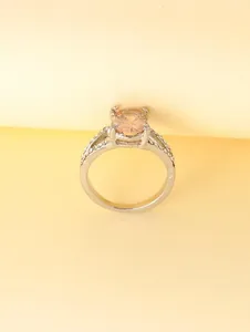 Anillo elegante de plata con un gran cristal rosa redondo y brillantes diamantes