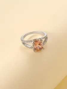 Elegante anillo de plata con cristal champagne ovalado y detalles pavé para mujer