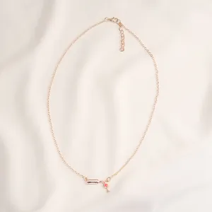 Detail der roségoldenen Weinflaschen-Kette mit Herzglas-Anhänger und Verstellkette