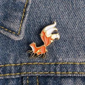 Broche renard mignonne en émail avec étoiles dorées sur tissu en denim bleu foncé