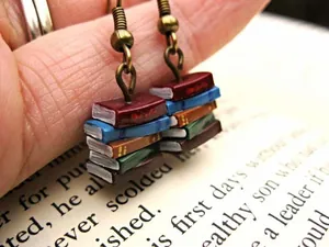 Vintage Mini-Bücher-Ohrringe für Damen mit bunten Buchrücken und Kupfer-Ohrhaken