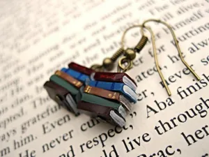 Retro-Ohrringe mit bunten Miniatur-Büchern und antiken bronzefarbenen Ohrhaken