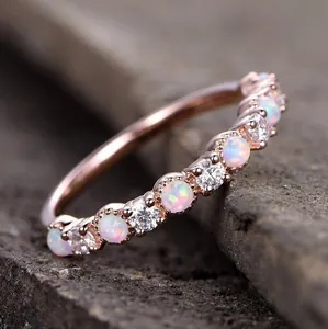 Böhmischer Roségold-legierung Ring Für Damen Rund Weißer Opal Funkelndem Strass Eingelegt Half Eternity Mode Fingerring