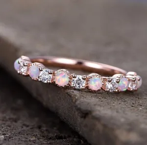 Roségoldener Opalring mit Diamanten aus einer seitlichen Kameraperspektive