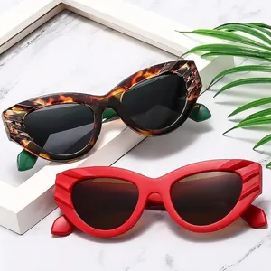 Fashion cat eye sunglasses with engraved frames in tortoise shell and red color