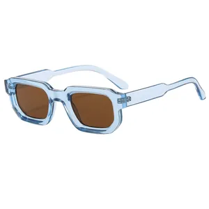 Retro-Sonnenbrille mit dickem, hellblauem transparentem Rahmen und braunen Gläsern