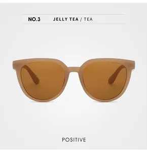Dettaglio occhiali da sole jelly tea con montatura quadrata e lenti marroni da donna