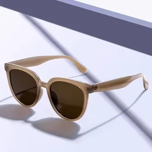 Occhiali da sole cat-eye marroni traslucidi classici da donna con lenti anti-UV
