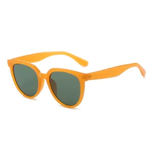 Occhiali da sole retrò ambra da donna con lenti verde scuro e montatura quadrata alla moda