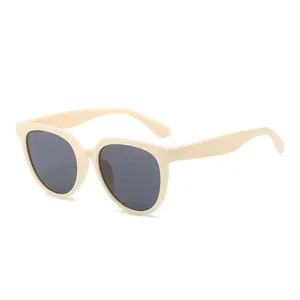 Occhiali da sole cat-eye crema classici con lenti scure per un look alla moda unico