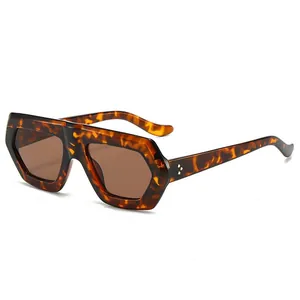 2024 stylish oversized tortoise shell sunglasses with retro brown lenses and metal rivets
