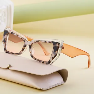 Lunettes de soleil cat-eye chic avec monture en écaille, verres dégradés et étui en cuir