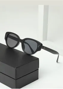 Detail der schwarzen Cat-Eye-Sonnenbrille mit ikonischen dreifachen Metallnieten am Rahmen