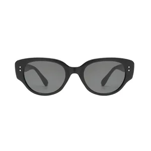 Modische schwarze Cat-Eye Sonnenbrille mit silbernen Nieten und UV-Schutz Gläsern