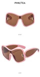 Vista frontale e laterale di occhiali rosa con lenti tè e design sovradimensionato