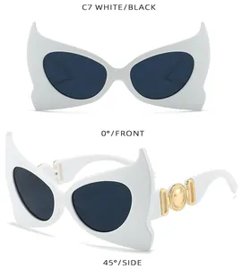 Dettagli frontali e laterali di occhiali da sole bianchi cat-eye con inserti dorati