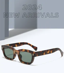 Détail des lunettes de soleil rectangulaires rétro 2024 avec monture en écaille