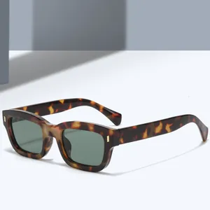 Lunettes de soleil carrées rétro en écaille avec verres vert foncé et accents dorés