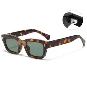 Lunettes de soleil léopard à petite monture avec verres vert foncé et charnières en métal