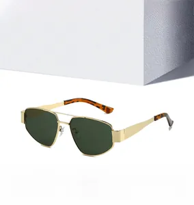 Détail de lunettes aviateur avec monture en métal doré et verres vert foncé en vue macro