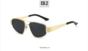Détails à 45 degrés des lunettes de soleil à double pont en métal doré et verres foncés