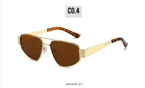 Détail de lunettes de soleil aviateur en métal avec double pont et verres bruns sous un angle de 45°