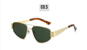Détail de lunettes de soleil aviateur en métal avec double pont et verres vert foncé