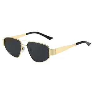 Lunettes de soleil carrées à double pont en métal doré avec verres gris foncé