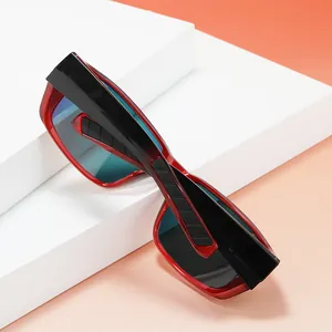Modische Sport-Radsonnenbrille mit rotem transparentem Rahmen und schwarzen rutschfesten Bügeln