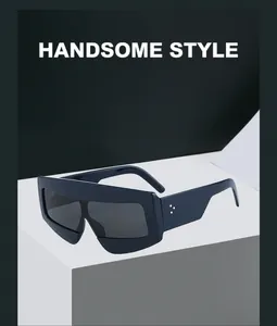Detailansicht der übergroßen dunkelblauen Sonnenbrille mit Metallnieten und futuristischem Rahmen