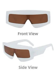 Vorder- und Seitenansicht der matten weißen Oversize-Sonnenbrille mit goldene Nieten